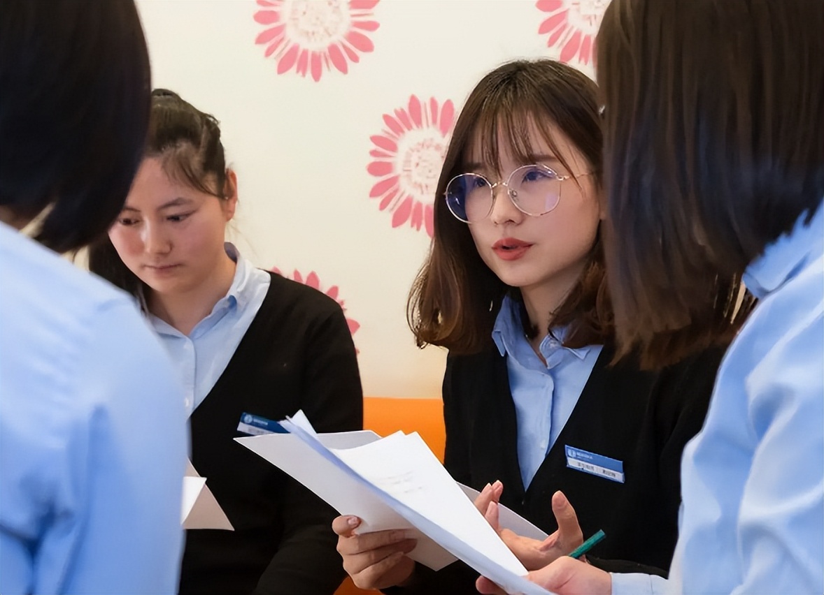 自称交不起网费的深大教师，月薪被曝光，真实到手工资令人意外