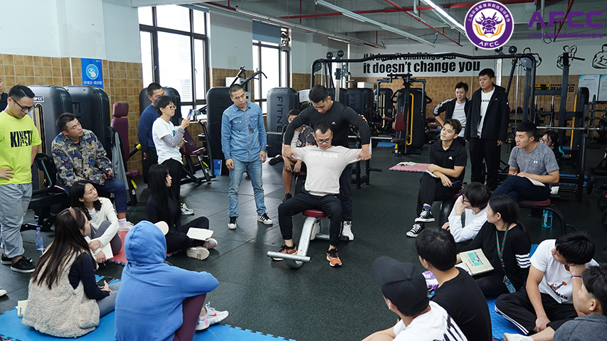 哪个健身学院比较好（哪有健身培训班呢）