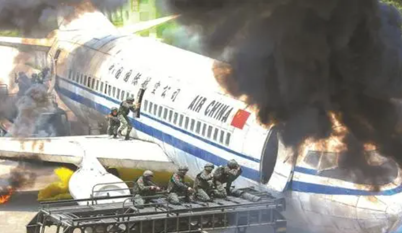 1989年中国民航遭炸机威胁，劫机犯被一脚踹下飞机，后来怎样了？