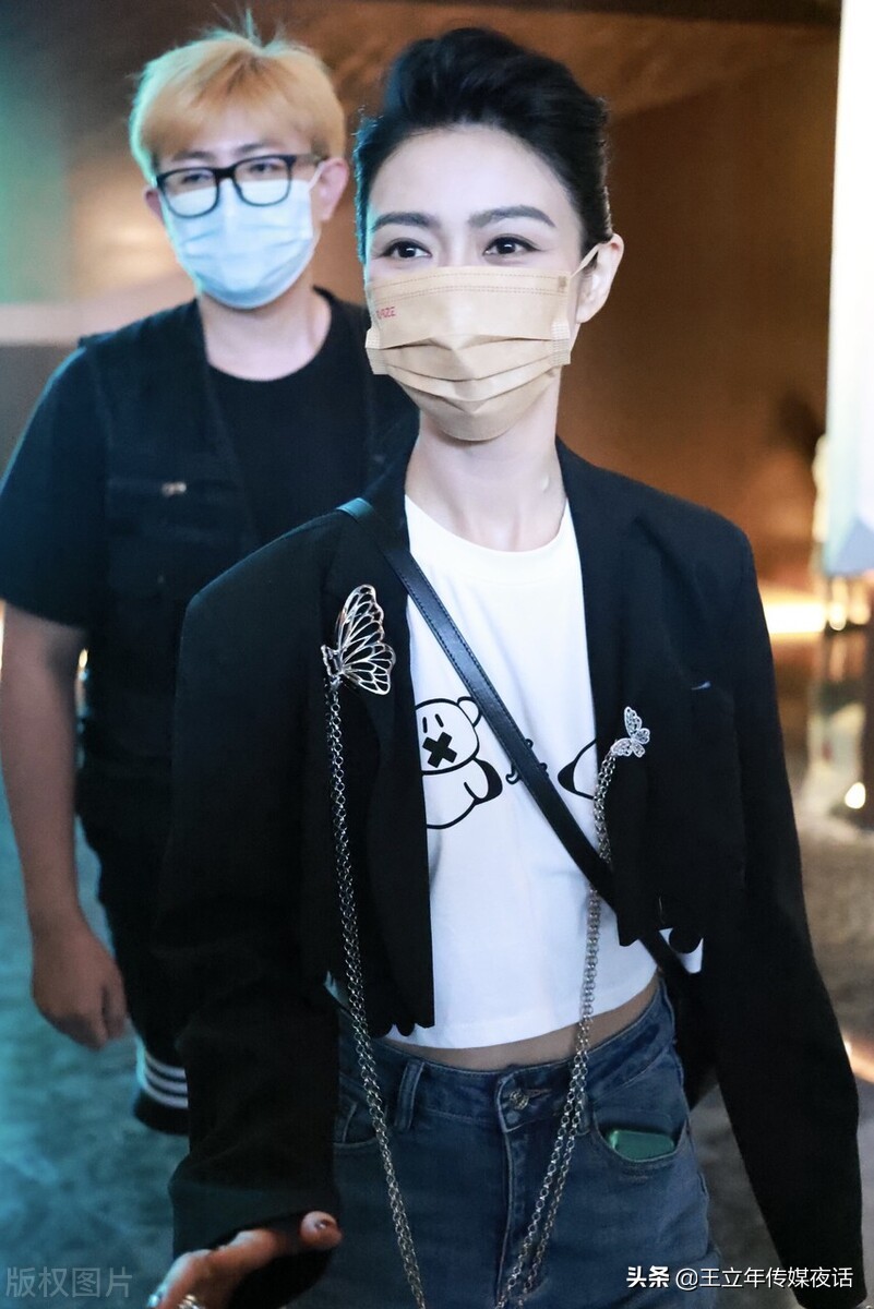 薛凯琪《乘风破浪》录制，明媚大眼清新可爱风