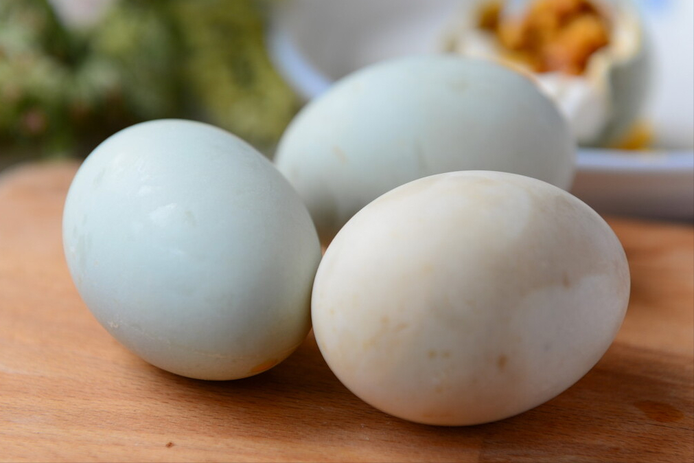 腌咸鸭蛋还得老方法，不泡盐水不裹黄泥，半个月腌好起沙又流油