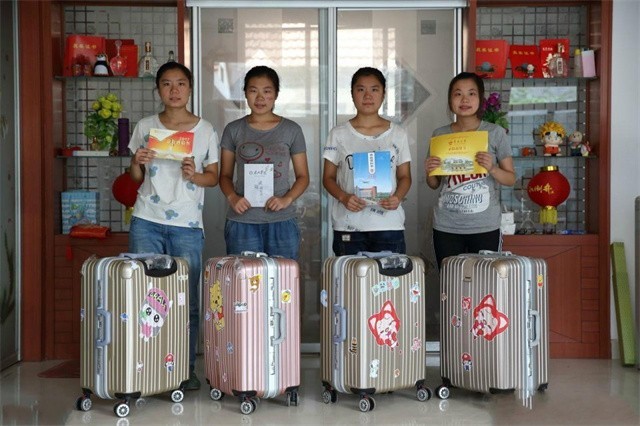 高考结束妈妈后续图（2017年山东农村四胞胎姐妹花同时考上大学）