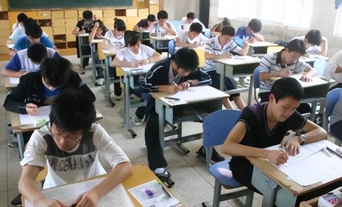 高考将至，家长需要穿旗袍手捧鲜花陪考吗？一线老师对此给出回应