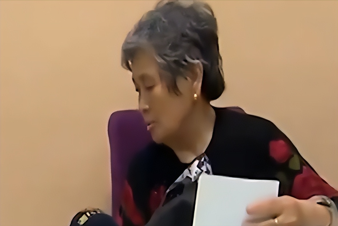 84岁老局长闹离婚，妻子要20万分手费，夫妻还险些大打出手！