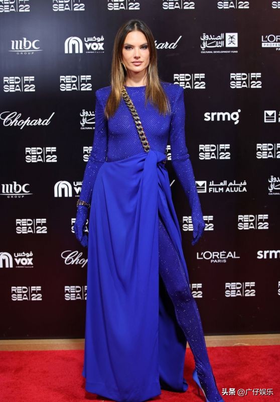 亚历山德拉·安布罗西奥出席开幕晚会，身穿全蓝色连身装窈窕迷人
