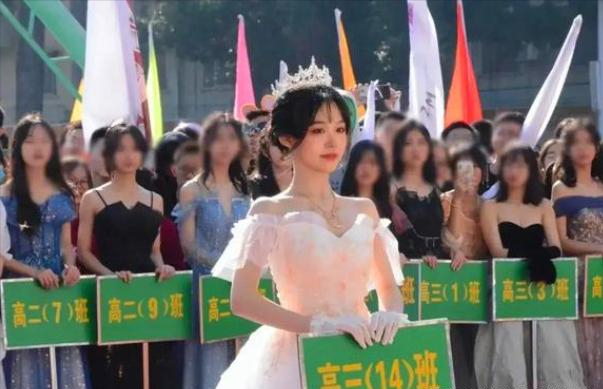高中女生凭一己之力，将运动会变成“选美比赛”，男同学目不转睛