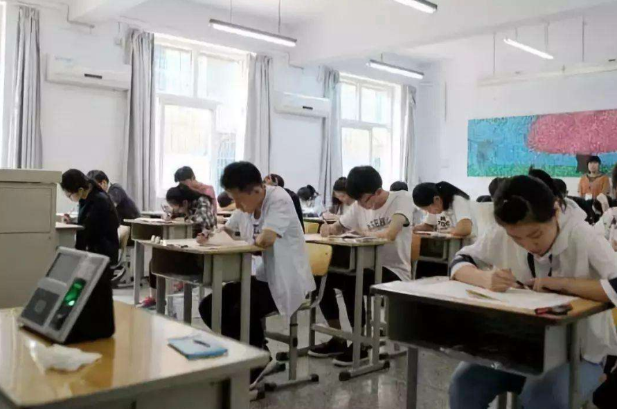 2022年高考新规，三类学生或将无缘高考，学霸级别也不例外