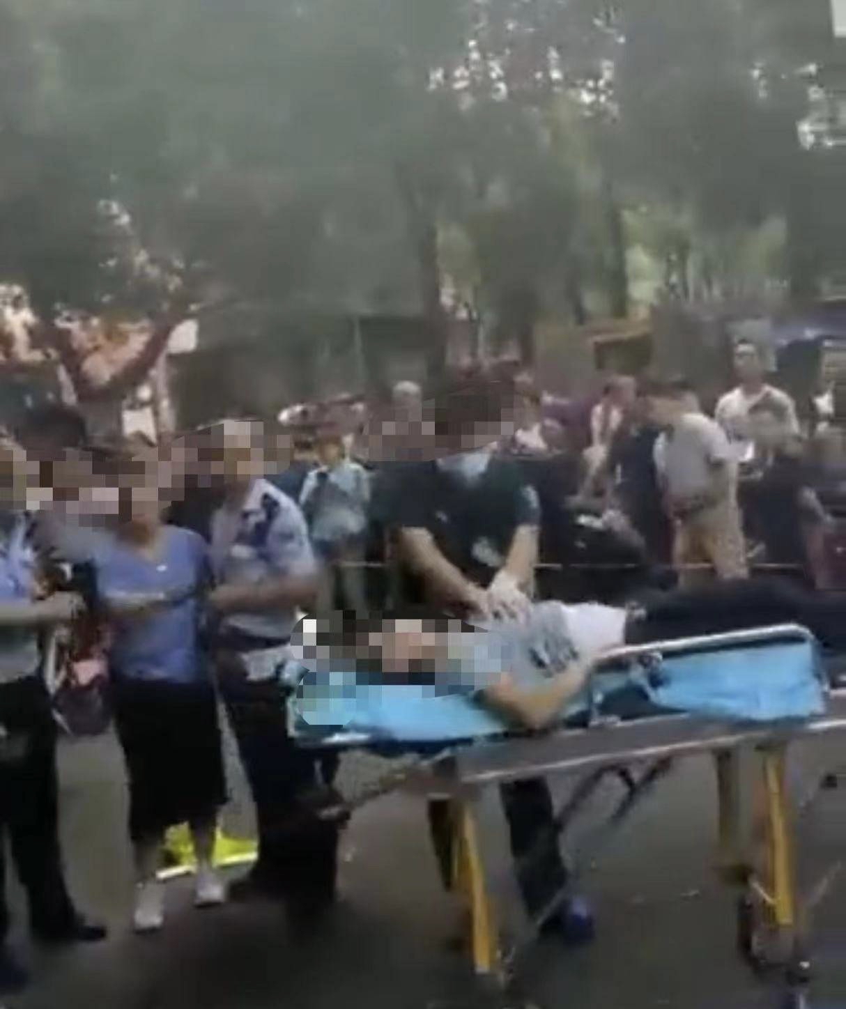 重庆男子因袭警被击毙，妻子现场痛苦画面曝光，网友评论炸了锅