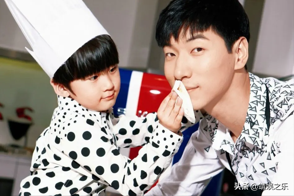 张亮14岁儿子被曝早恋，和漂亮女友亲吻互动，张亮发长文回应获赞