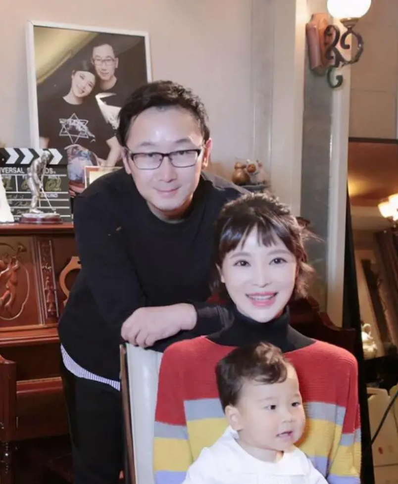 胡蝶：嫁导演陆川7年生2娃，独自产检、长期分居，却过得很幸福