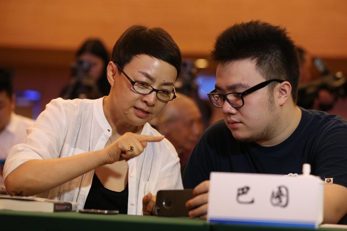 4月刚过4天，就有15个瓜，偷税漏税，被打掉牙齿，个个都是大瓜