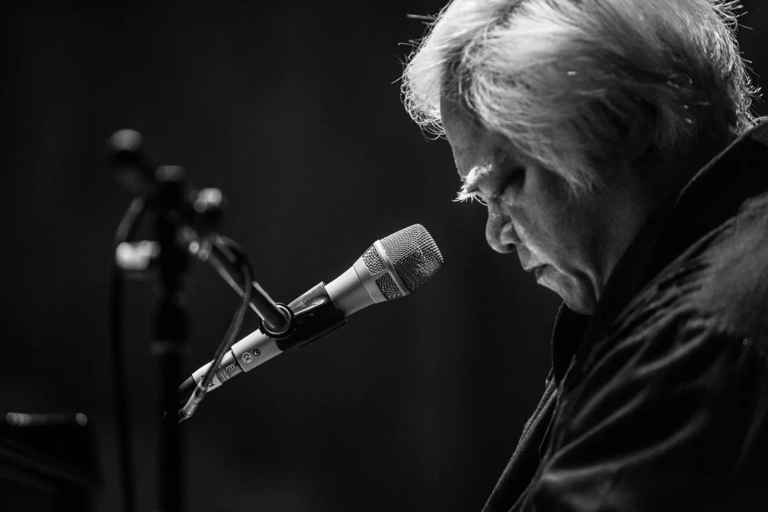 那个让白岩松落泪的男歌手，消失了近30年