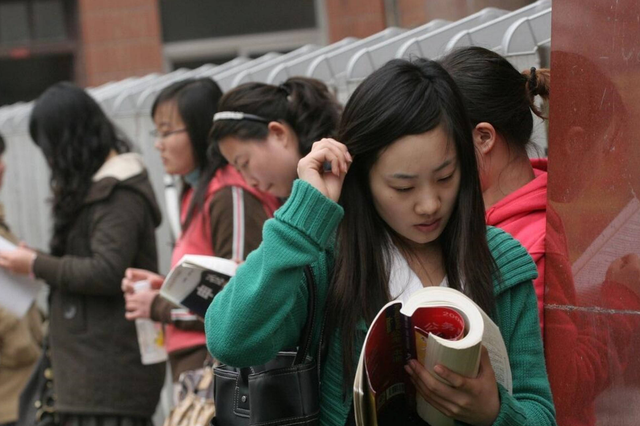 大学生考公难？喜讯再次袭来，三个要求若能满足之一，可免试上岗