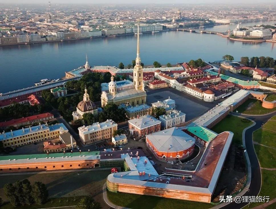 圣彼得堡是俄罗斯第二大城市，在芬兰湾沿岸，城区在涅瓦河三角洲