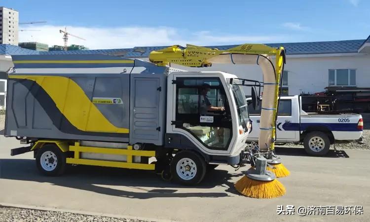 ​纯电动树叶收集车送达新疆客户指定地点并且进行试驾