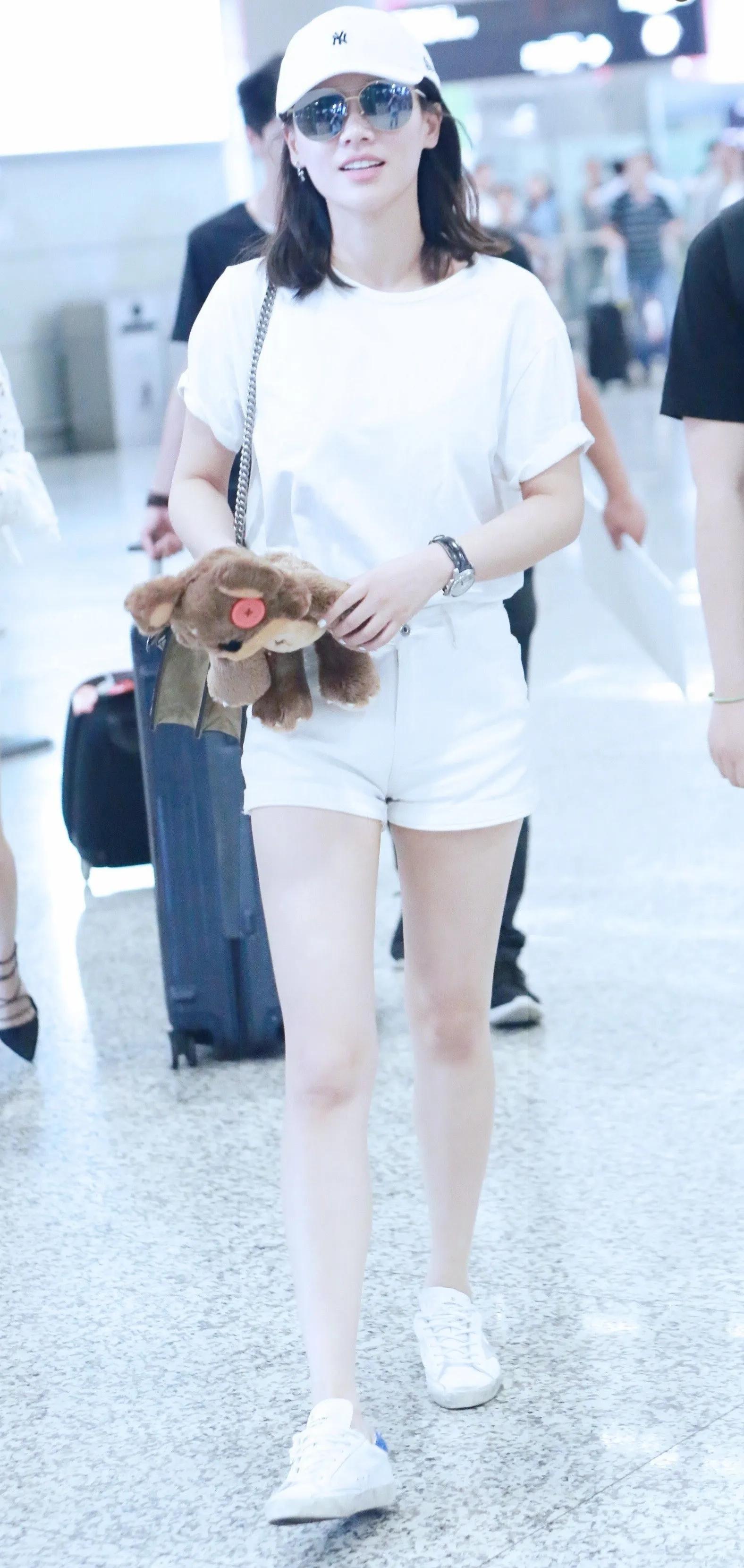 马思纯白色T恤，下穿白色短裤，脚踩小白鞋，清新甜美 