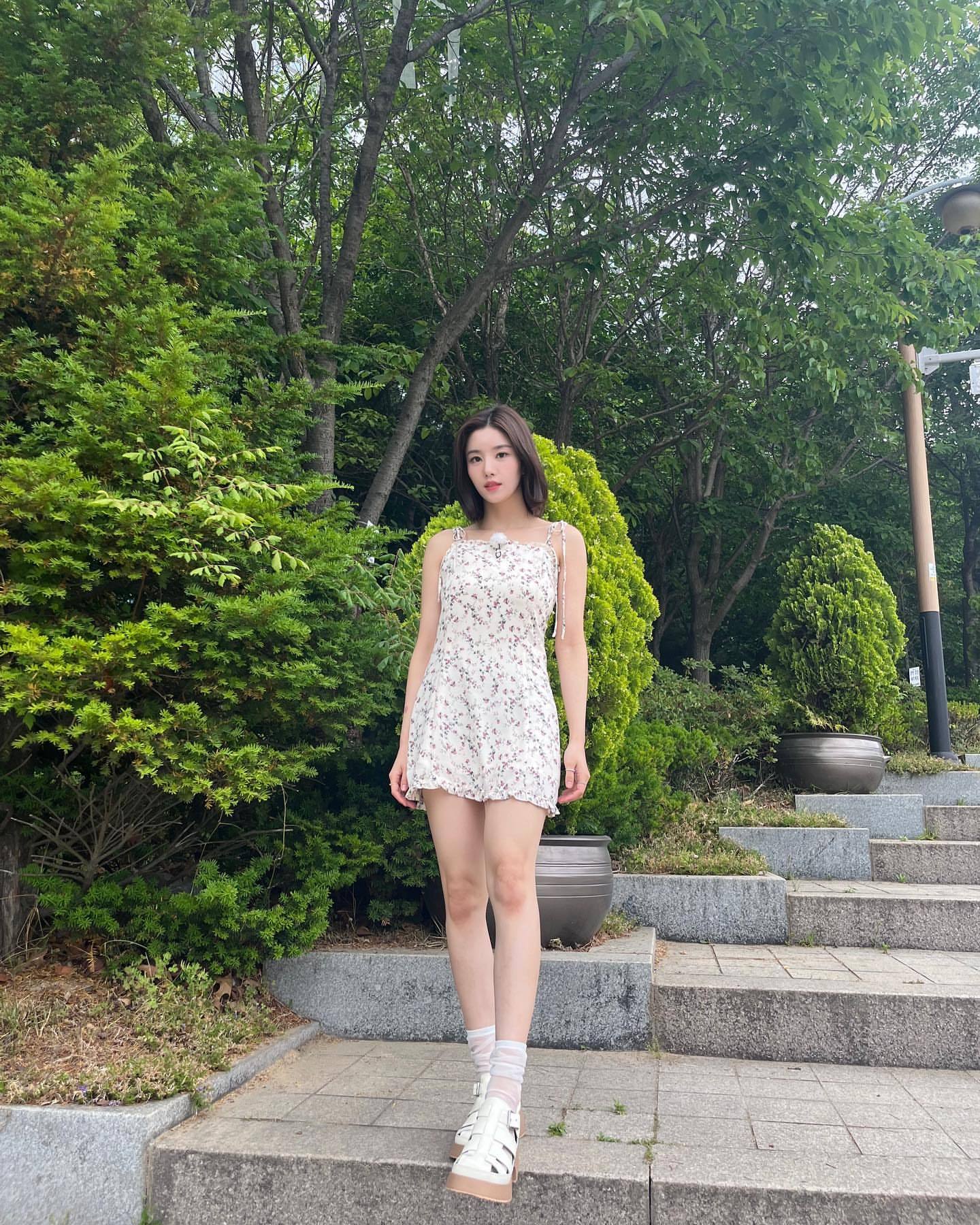 27岁韩国女星,权恩妃晒美照,迷你短裙,秀出性感大长