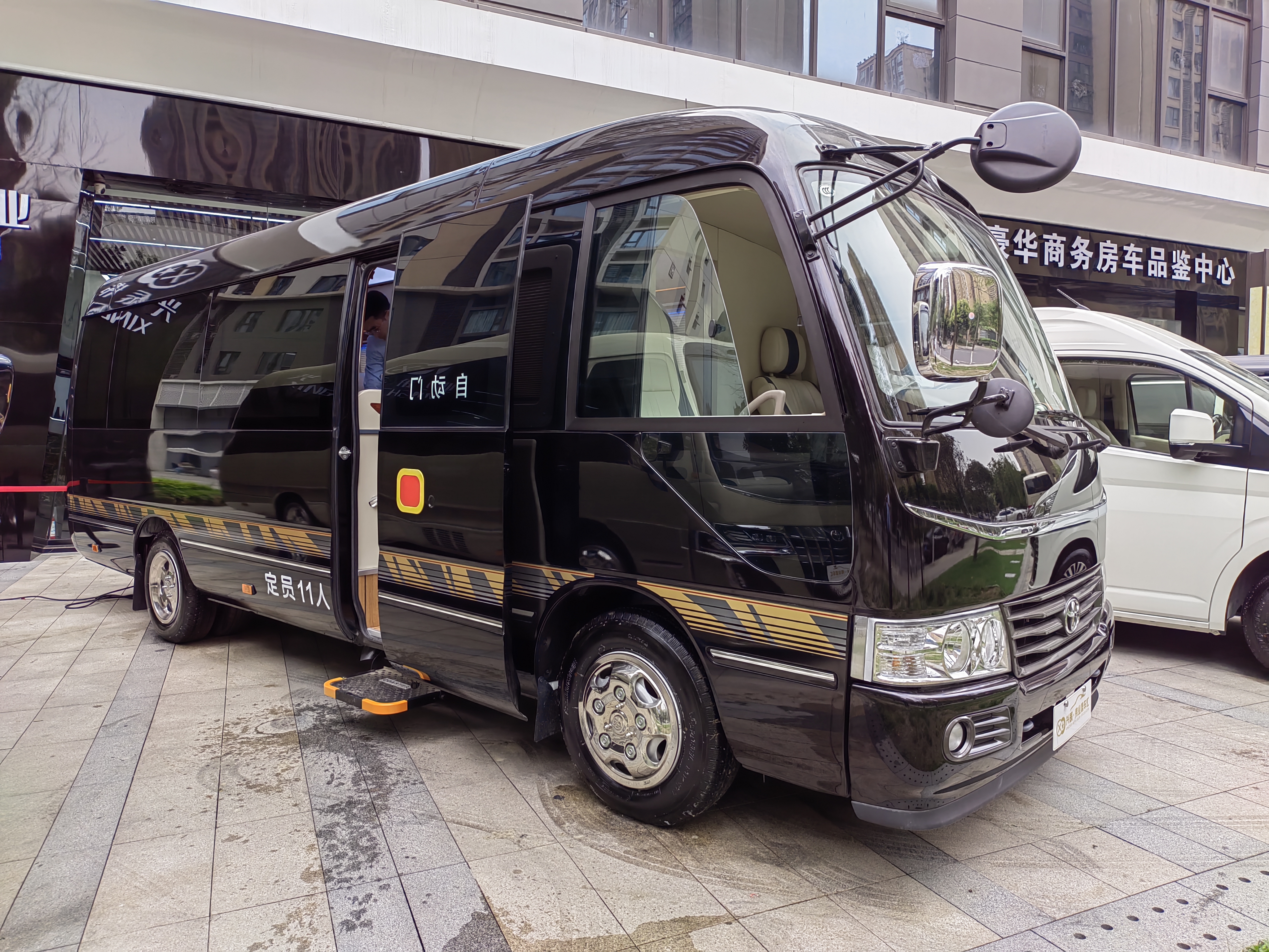 考斯特黑金刚大型VIP巡视战舰之丰田柯斯达