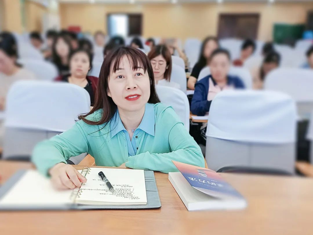 区教科院小学语文教研员付建勇主任开展推进小学阅读实践专题讲座