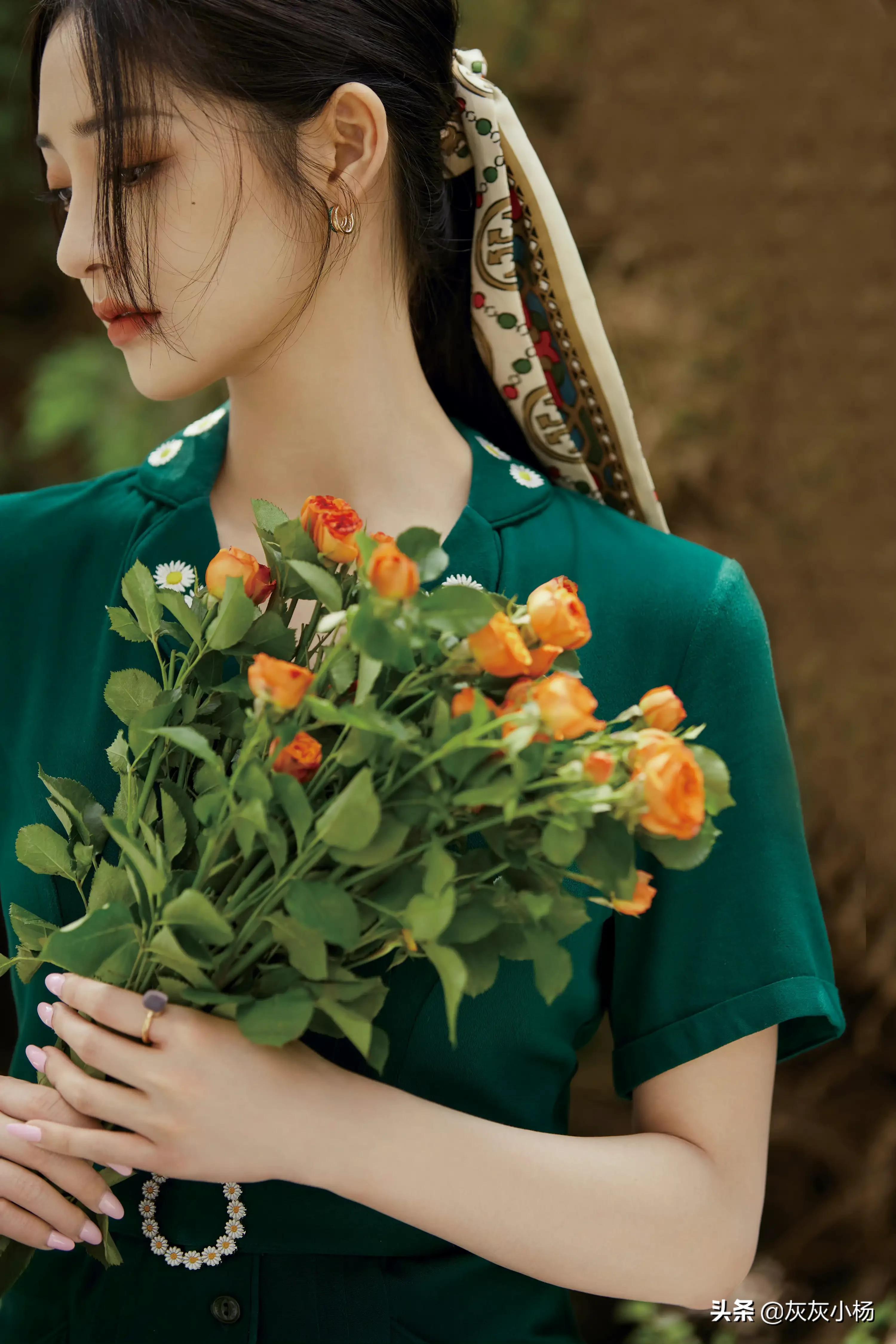 周洁琼，V领绿色长裙