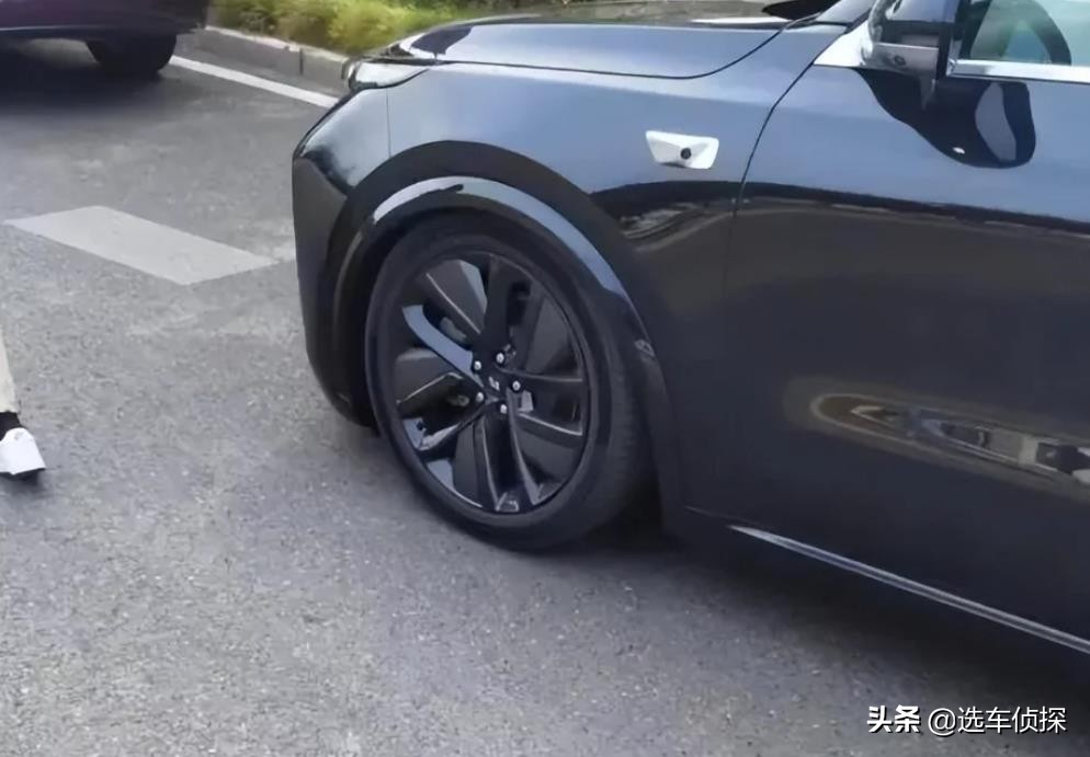 某新能源品牌钢悬挂涂成银色铝合金模样，是指鹿为马还是技术创新