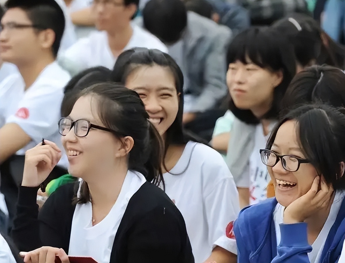 从专科生到北大研究生，一路上“披荆斩棘”，结果却不被网友认可