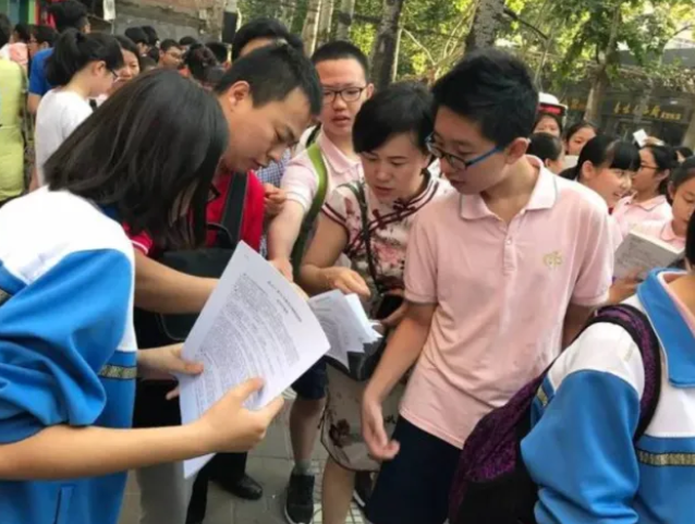 中考和高考当天，家长有必要“全天陪考”吗？机智的家长这样做