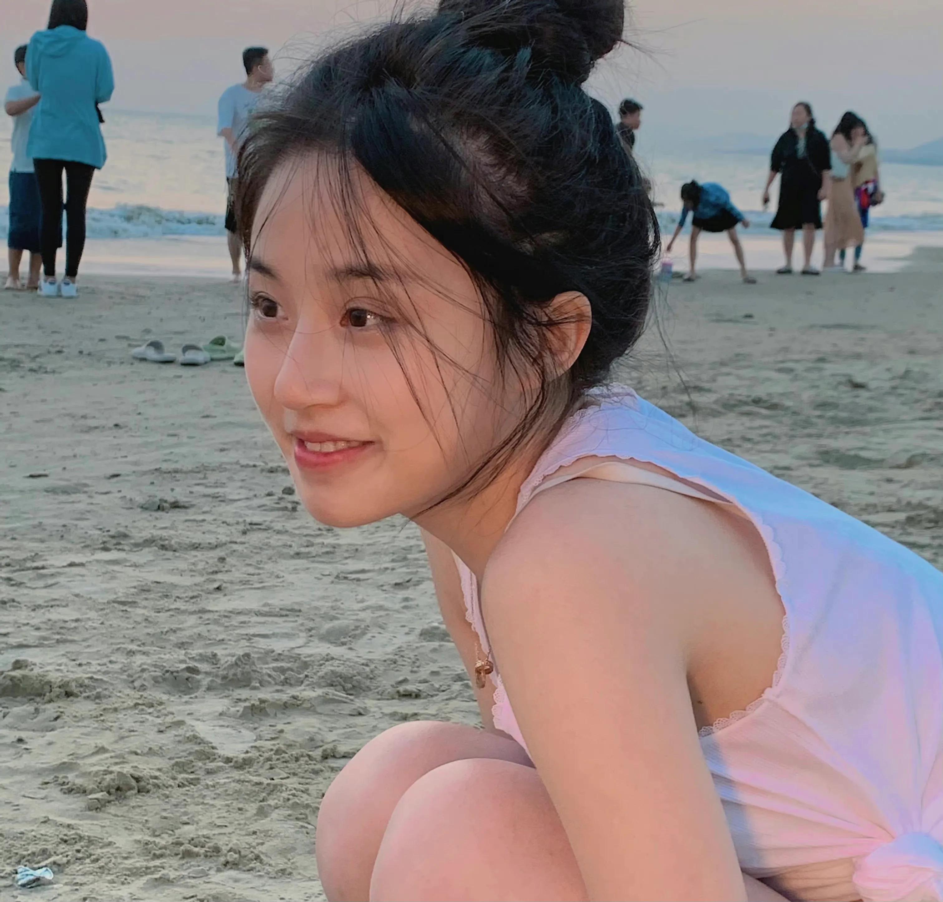 颜值控精选系列——甜妹爱笑的严屹南小姐姐海边随拍花絮