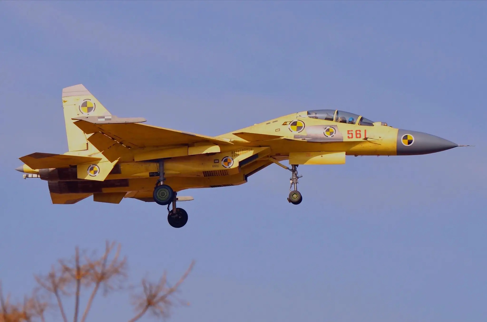 座舱,而并没有借鉴俄罗斯苏-33kub多用途舰载机那样的并列双座座舱