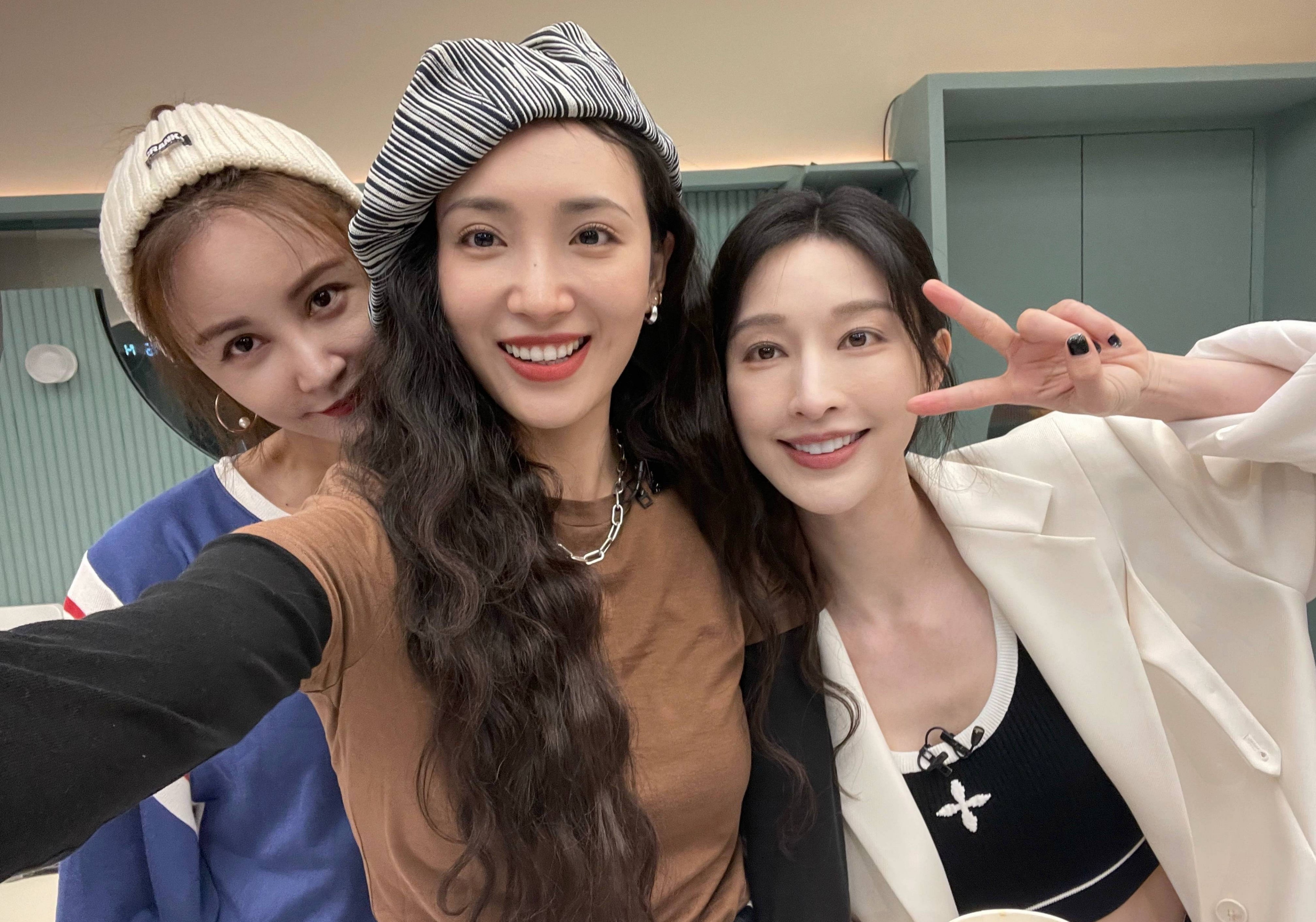 王紫璇郑秀妍美女贴贴 与张俪搞怪合影太可爱