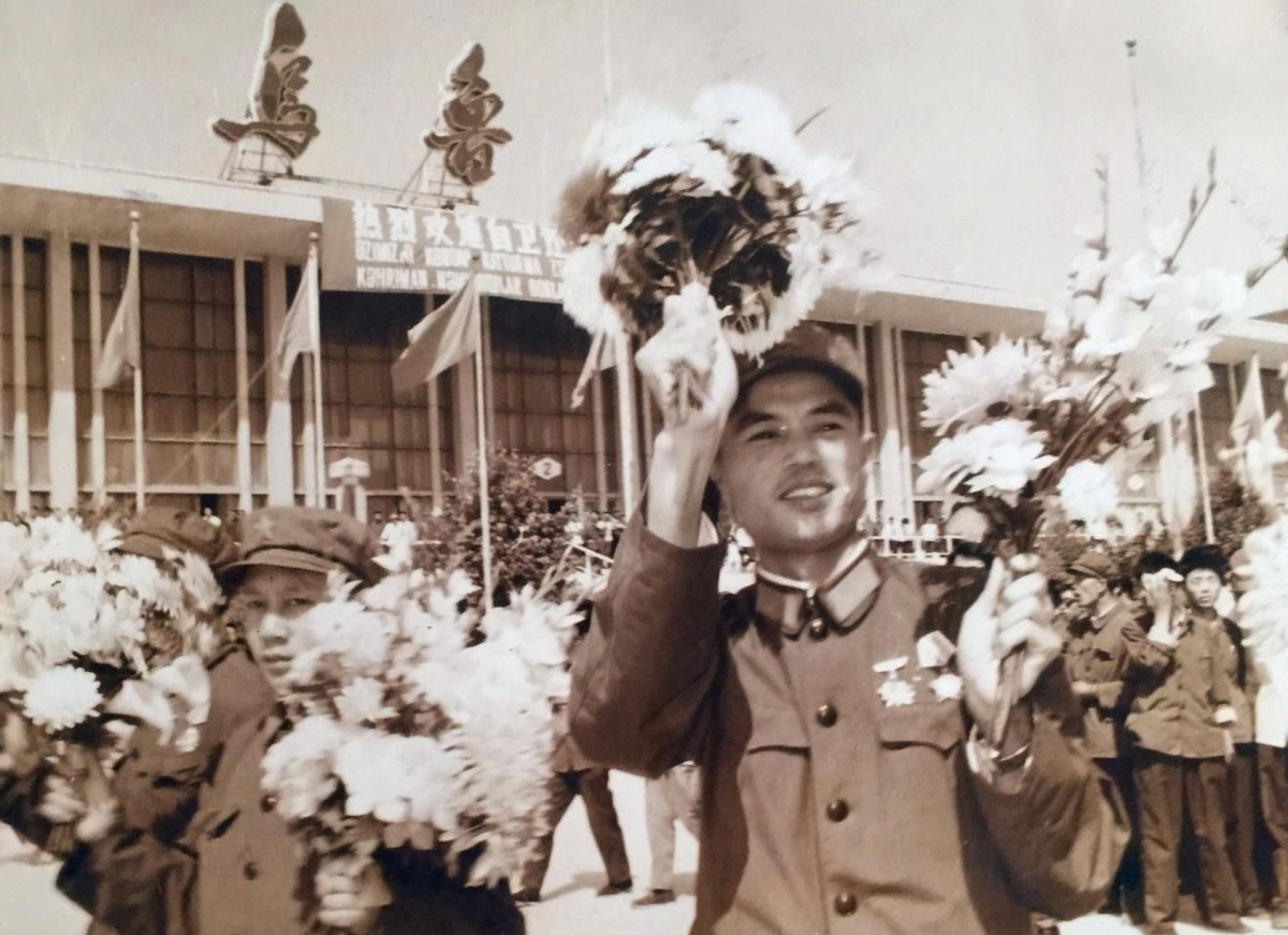 南疆硝烟 凯旋庆功 鲜花美酒敬英雄作者 铁二团 姚尚明