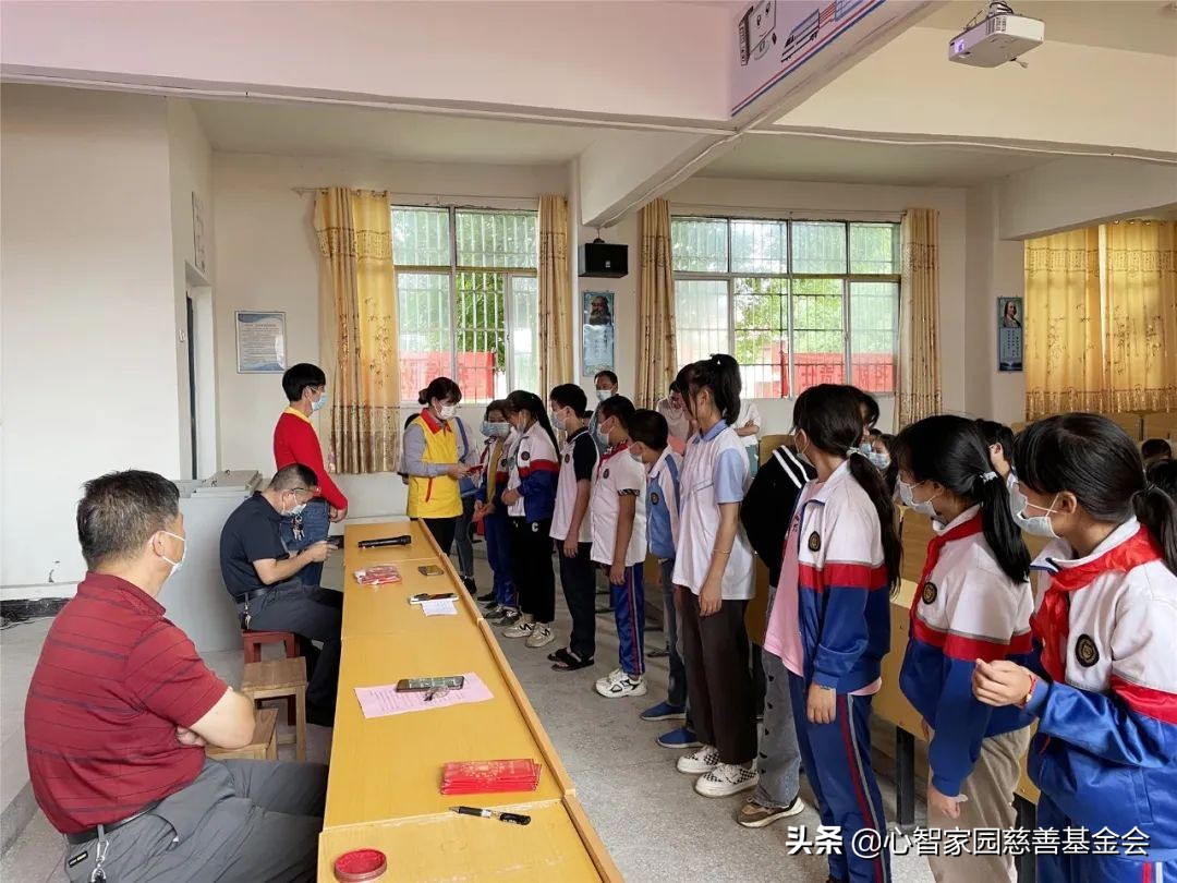 颁发第二期“众爱燃梦一对一助学金”，为孩子的梦想保驾护航