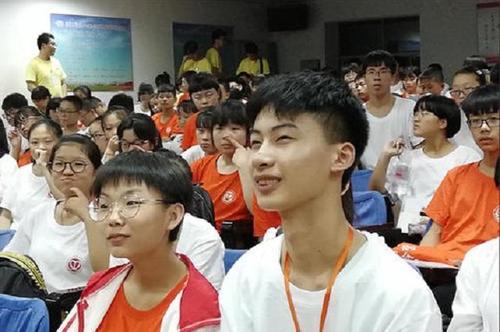 ‘寒门依旧出贵子’，庞众望父母双病，他靠捡垃圾为生，圆梦清华