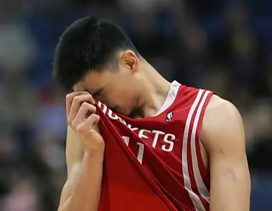 姚明在nba为什么退役(2010年的姚明发生了什么事，导致2011年退役了？)