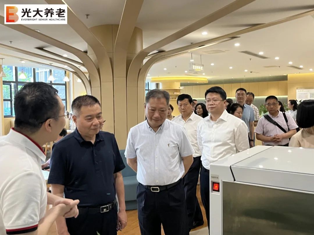 重庆市政协党组成员、副主席徐代银一行莅临光大百龄帮解放碑项目