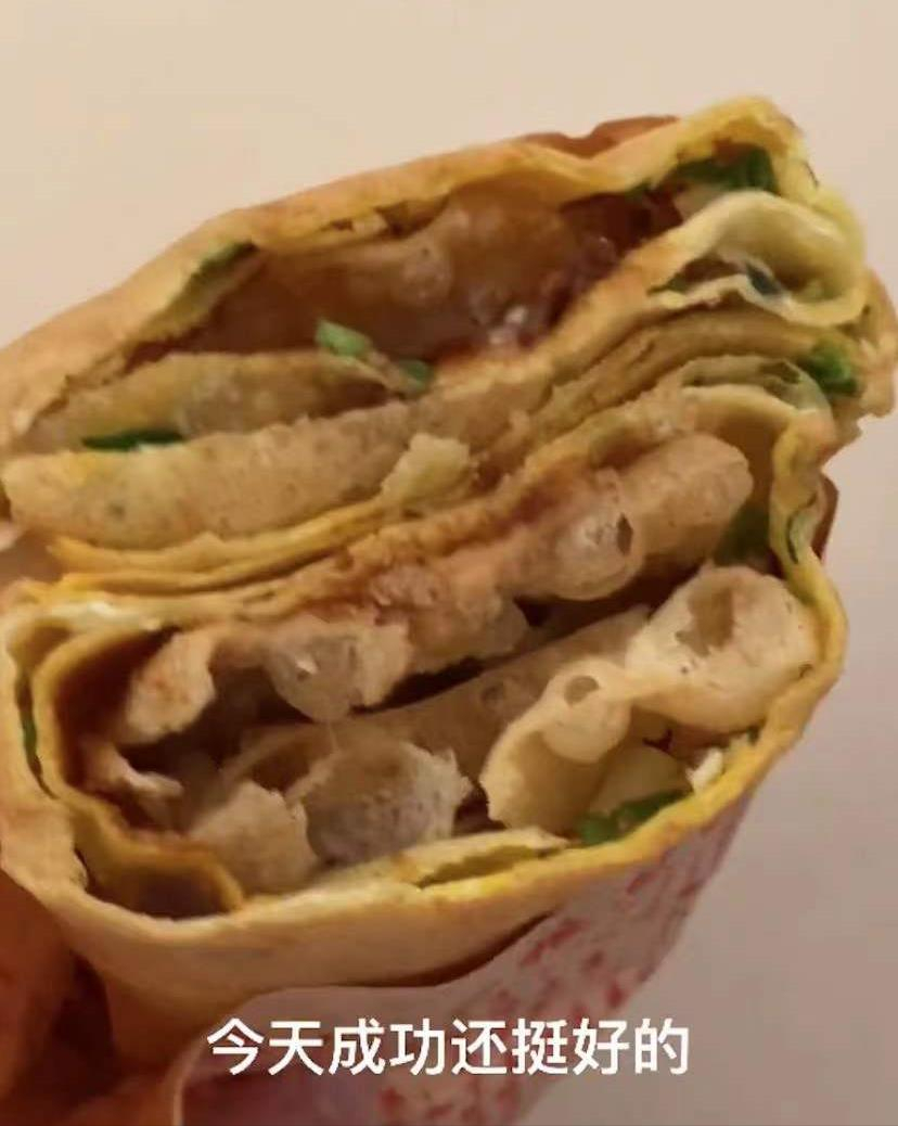 大妈一连摊3个煎饼，手法特殊让女孩质疑身份，大妈的话意味深长