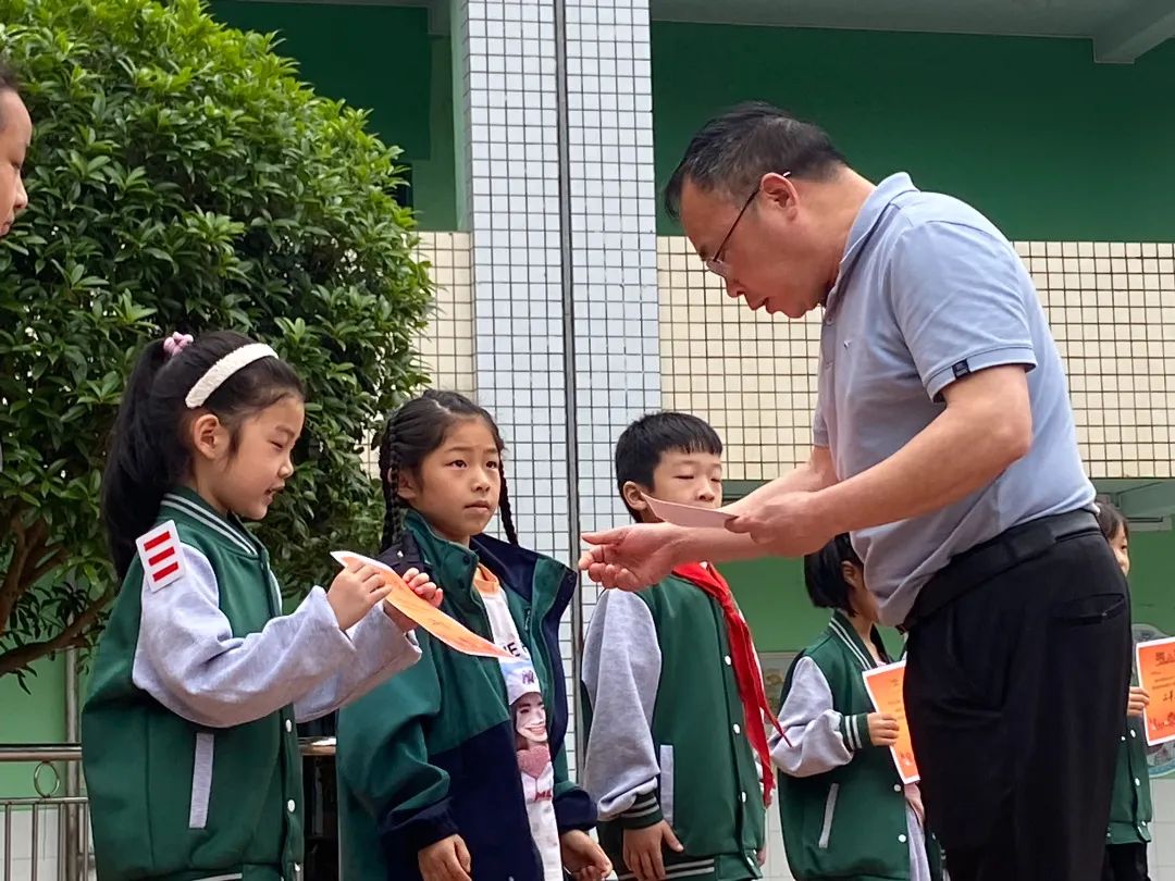 四川天府新区永兴小学举行“美好生活 劳动创造”主题升旗仪式