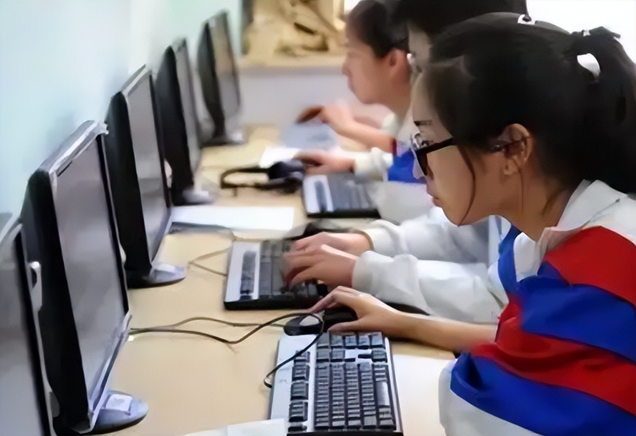 女生好就业的4大专业，工作稳定收入较高，未来发展也不差