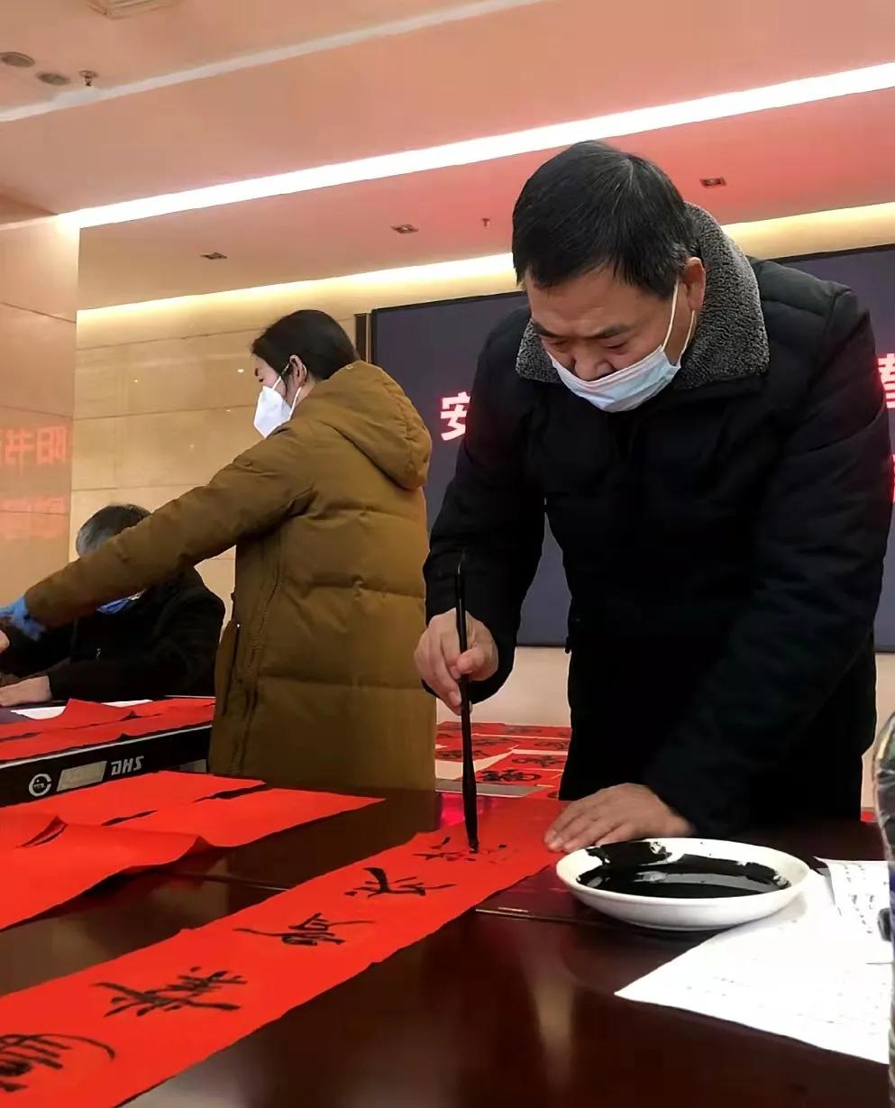 安阳市书法家协会：义写春联送祝福 墨香凝心助抗疫