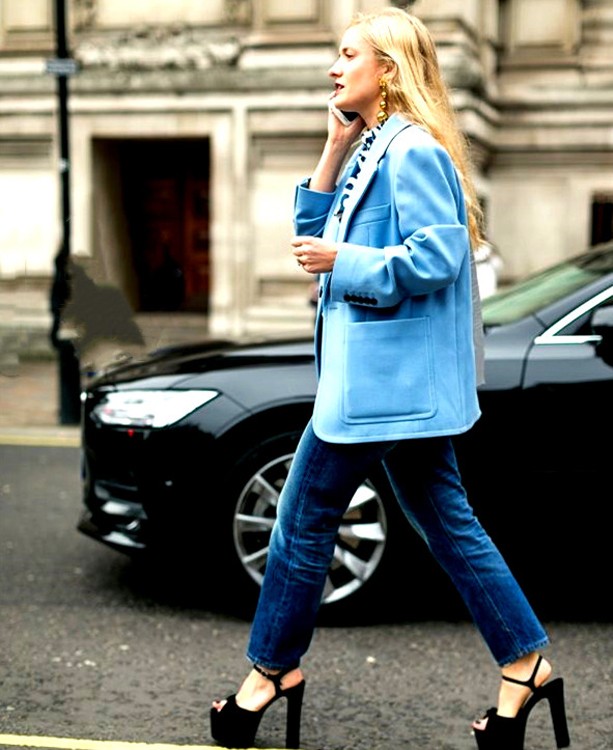 30岁女人春季穿蓝色西装，6个技巧值得借鉴，变得优雅迷人