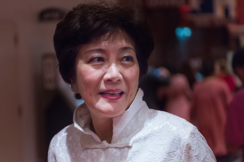 演员陈烨：巅峰时赴美留学，嫁美国丈夫生二子，如今她值得吗？