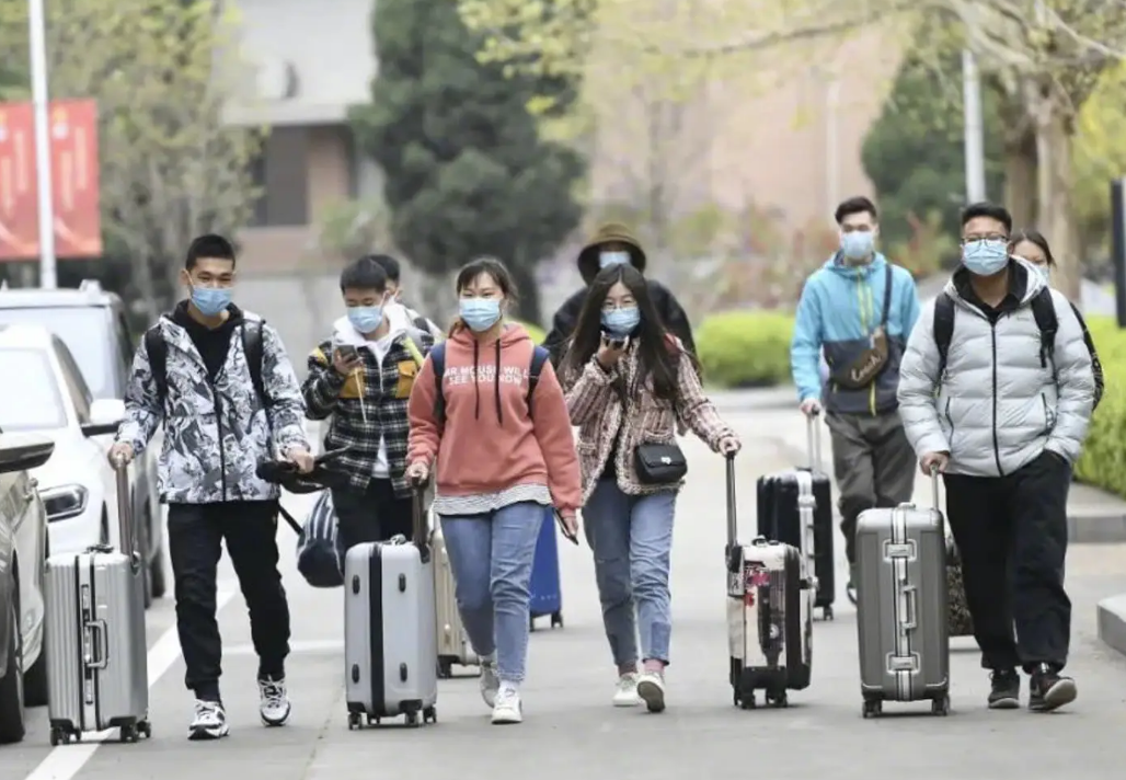 大学生的坏消息，五一或将只能休息1天，部分高校已经下发通知