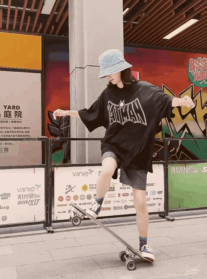 张小斐滑板又帅又酷，随性自然的她让人喜爱