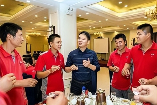 刘强东大四开餐厅的故事，厨师和服务员搞到一起，把大强子坑破产