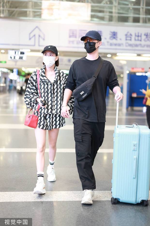 窦骁何超莲现身首都机场 两人十指紧扣甜蜜恩爱