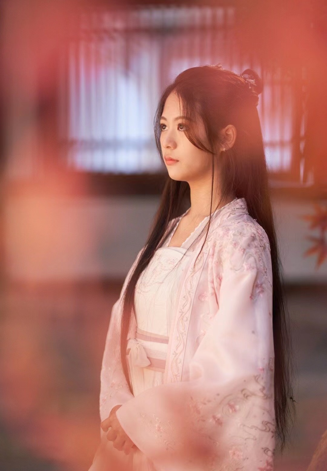 惊艳翁虹14岁女儿晒古装美照五官精致气质空灵美得被求出道