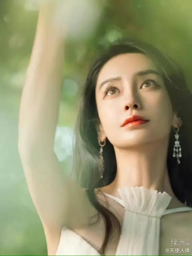 摄影师对杨颖说：“你这白色仙女裙太过分了，都美到心坎上了！”