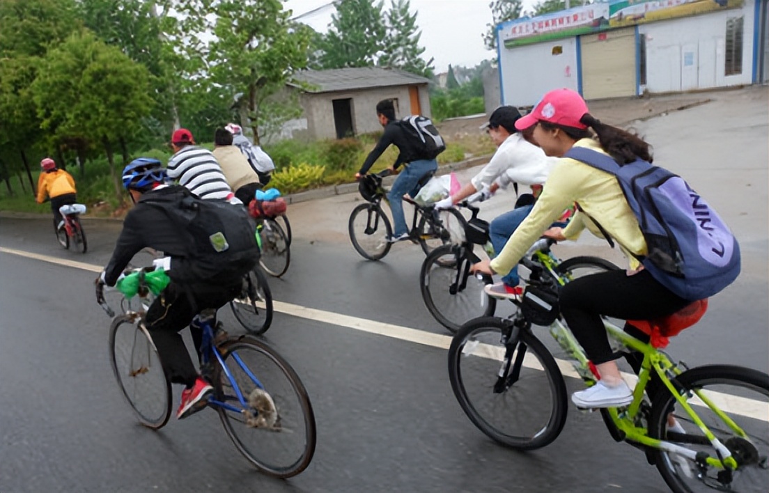 湖南河南等地，多所高校宣布取消五一小长假，在校大学生哭笑不得