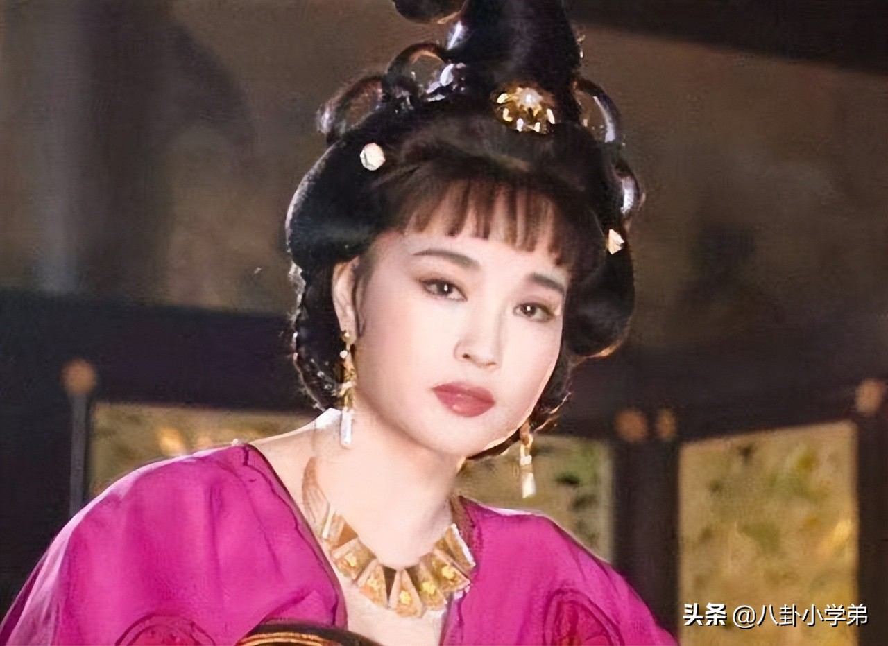 “不老女神”跌落神坛，年过50岁装少女，整容P图一个比一个厉害