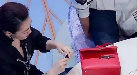 花钱如流水的4位女明星，一年2亿，有钱也养不起